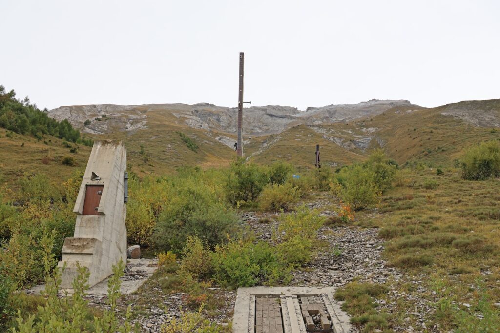 Die Hindernisse im Lawinentestgelände. Links: Betonwand; Mitte: Mast; rechts: Keil. Im Vordergrund eine nicht mehr genutzte Anlage. Foto: Roman Oester / SLF