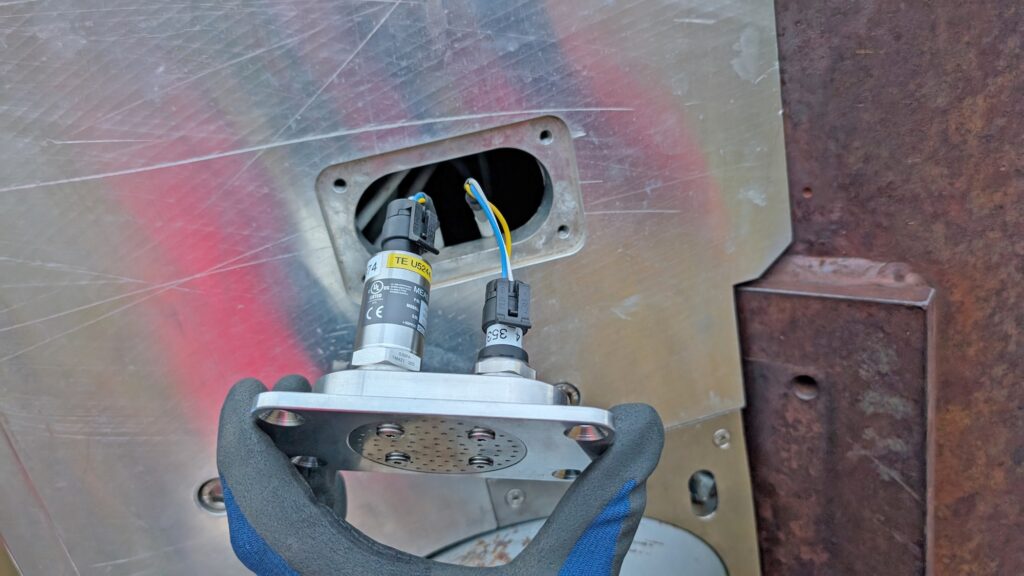 Einbau eines Luftdrucksensors im 20 Meter hohen Mast. (Foto: Michael Hohl / SLF)