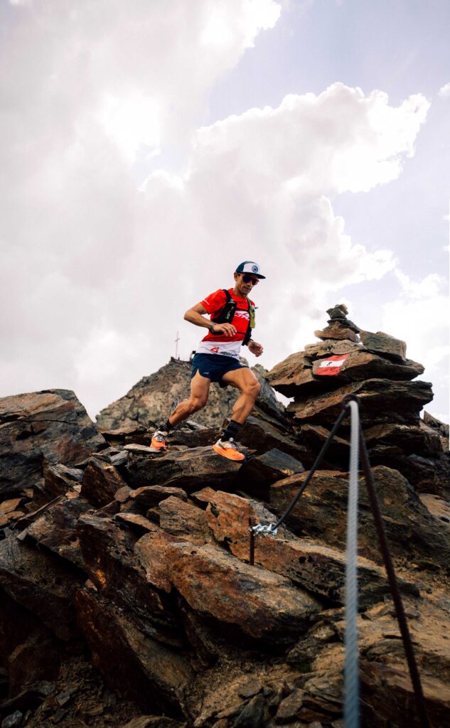 Trailrunner im Downhill im hochalpinen Gelände