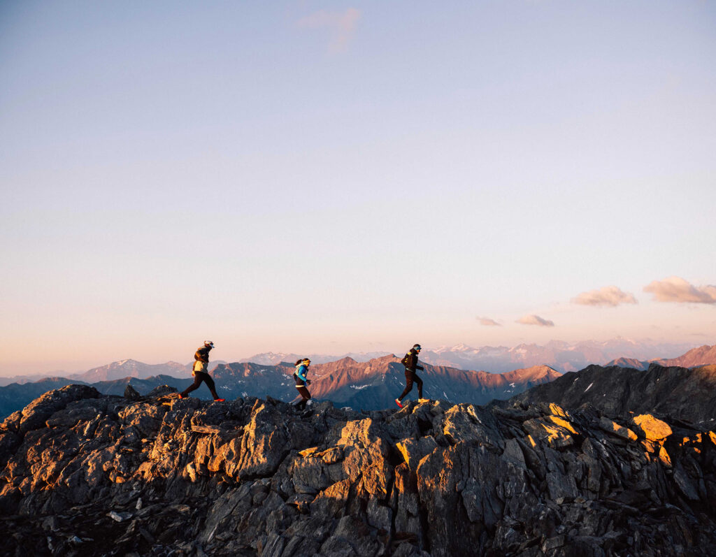 3 Trailrunner im alpinen Gelände.