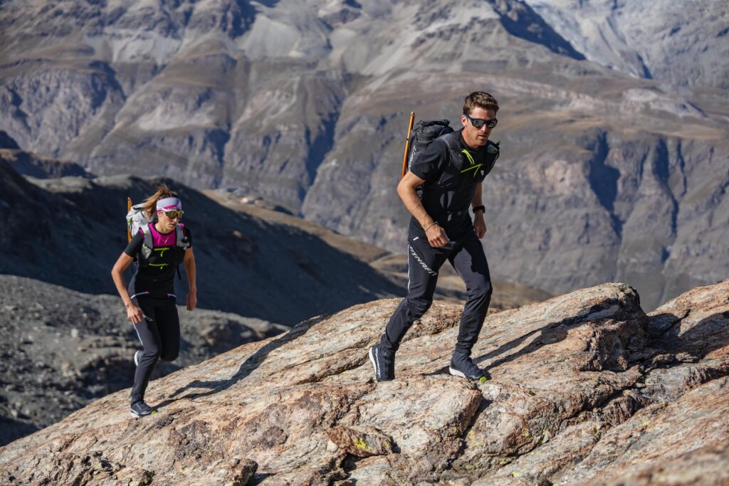 Wenn Trailrunning hochalpin wird. Im Hintergrund Rosanna Buchauer mit dem Elevation WP. Foto: Dynafit/ Alex Demilia
