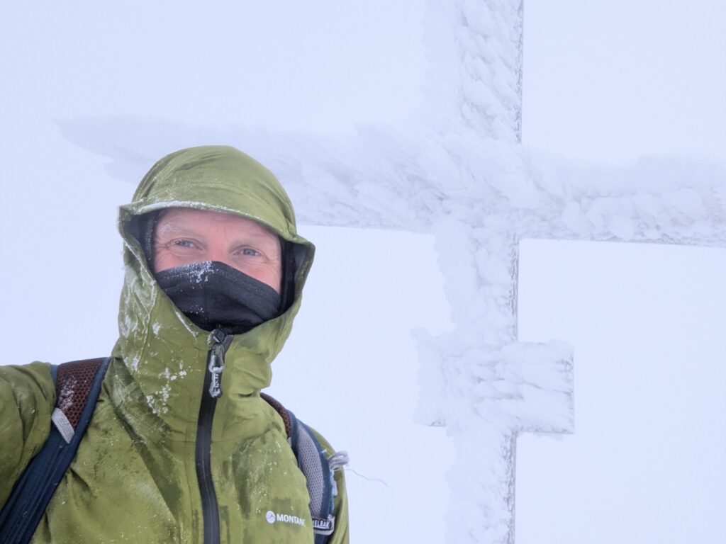 Eisige Temperaturen: Der Autor Arnold Zimprich am XXX Gipfel. Foto: Arnold Zimprich