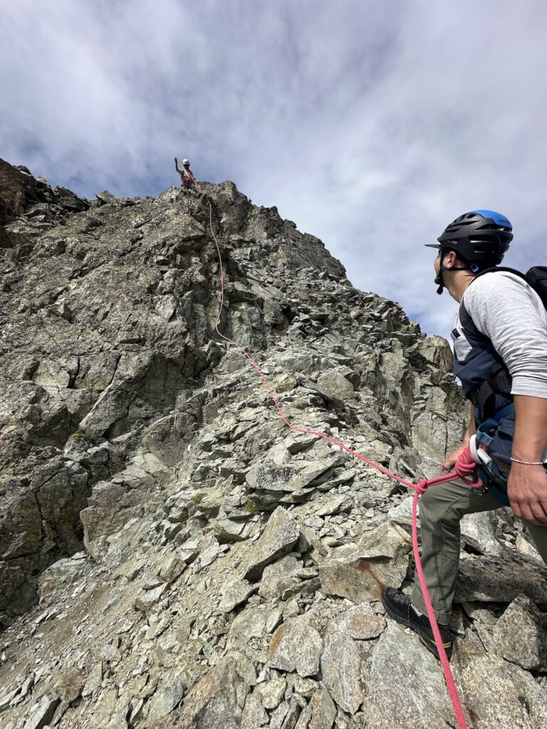 Vor allem beim Bergsteigen ist man praktisch immer weit weg von jeglicher bodengebundenen Rettung und fast immer auf den Helikopter angewiesen. Foto: Nicolas Büchi