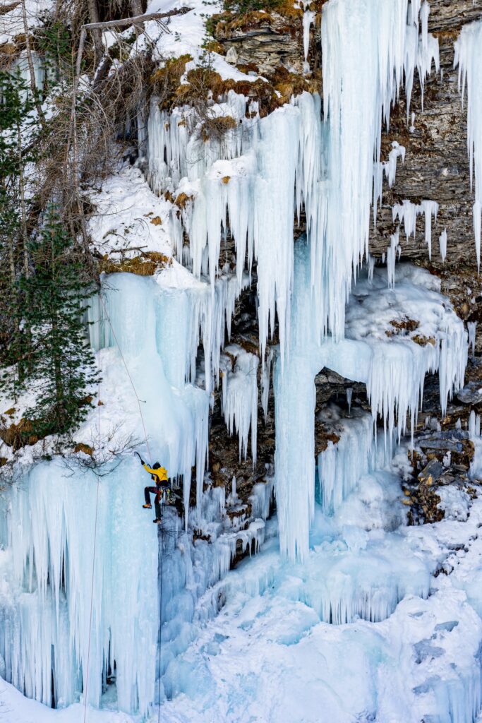 Beim Eisklettern kommt neben dem Eisschlagsrisiko häufig noch eine abgelegene Situation hinzu, welche die Rettung sehr herausfordernd machen kann. Foto: Nicolas Büchi