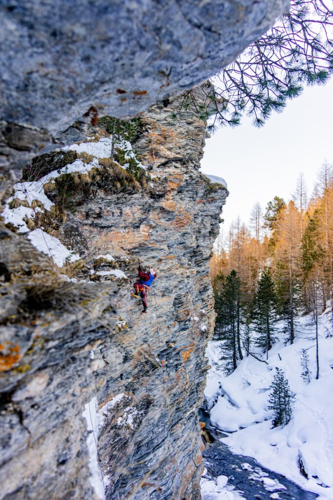Beim Mixedklettern und Drytoolen besteht zusätzlich die Verletzungsgefahr durch die Eisgeräte. Foto: Nicolas Büchi