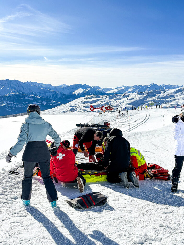 Auch auf Skipisten können schwere Kopfverletzungen entstehen, besonders bei harten Kunstschnee-Pisten ist das Risiko beträchtlich. Foto: Nicholas Büchi