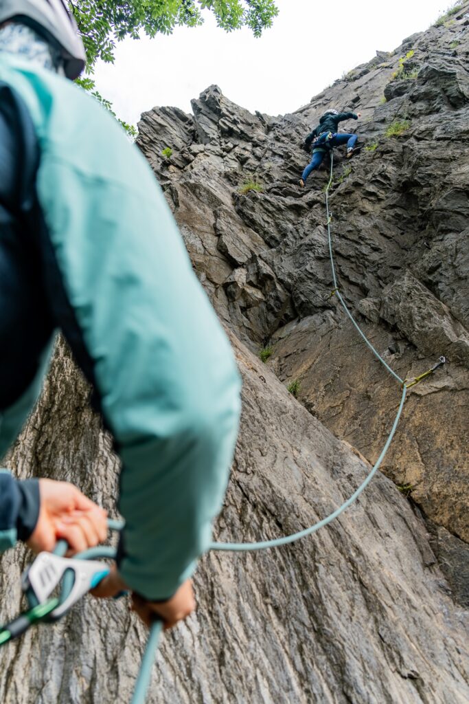 Auch wenn beim Sportklettern das Risiko so weit wie möglich reduziert wird, ist bei einem Sturz ein Kopfanprall möglich. Foto: Nicolas Büchi